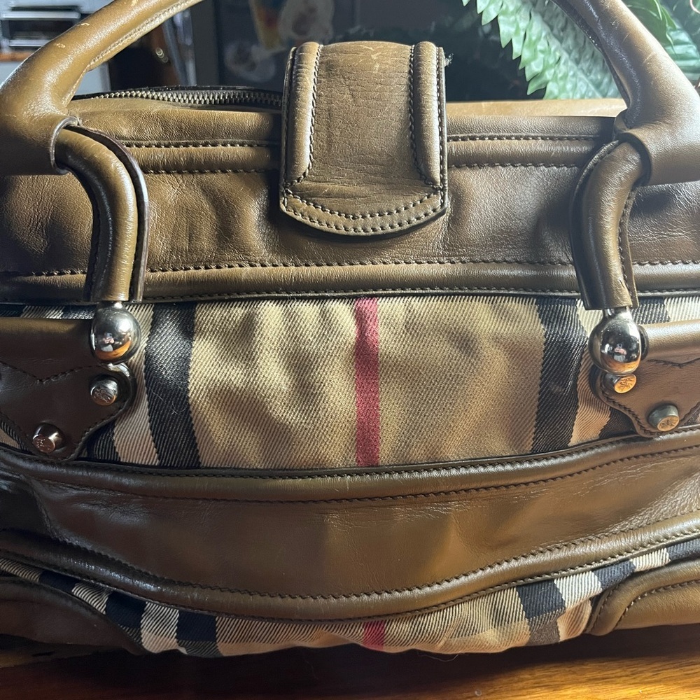 Burberry Brown and Tan Shoulder Bag beautiful. Vintage. Large - Picture 16 of 16